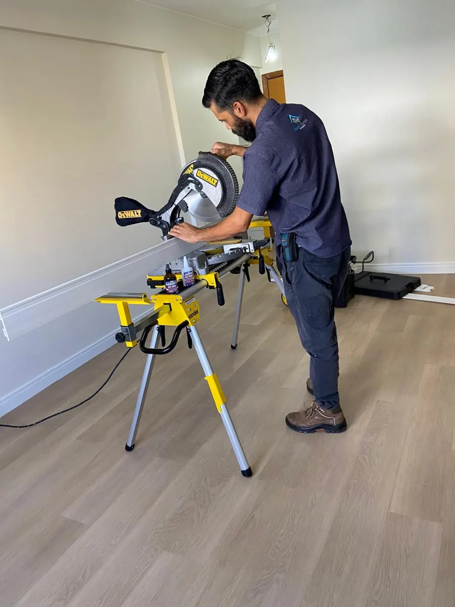 Rafael Gurgel cortando as réguas do piso na obra